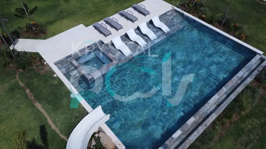 Detalle de piscina con acabados premium y agua clara